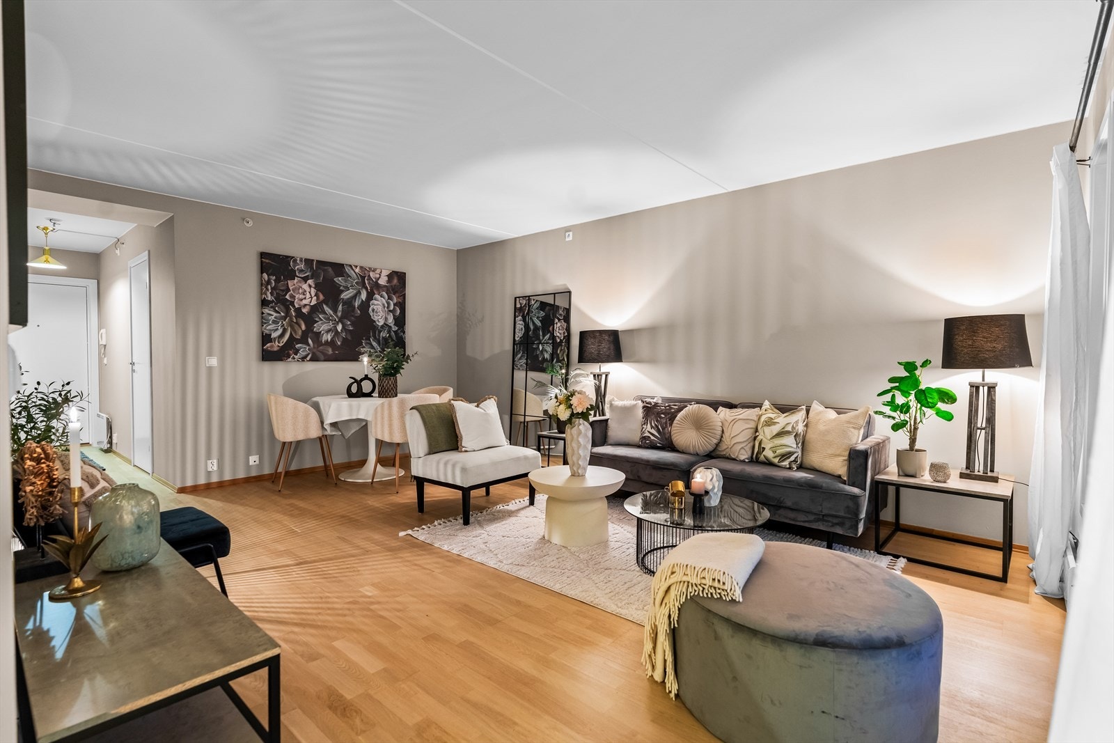 Stuen er romslig og det er plass til både sofagruppe og spisestue. Galleribilde