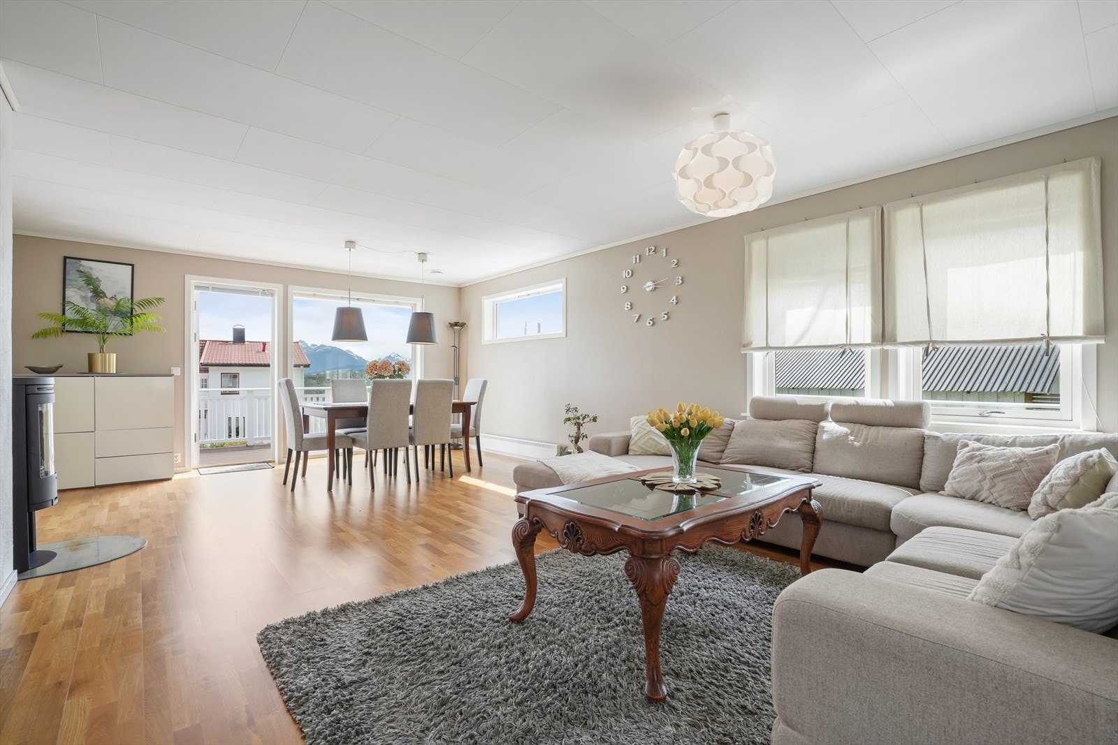 Stuen er romslig og har plass til både sofagruppe og spisebord. Galleribilde