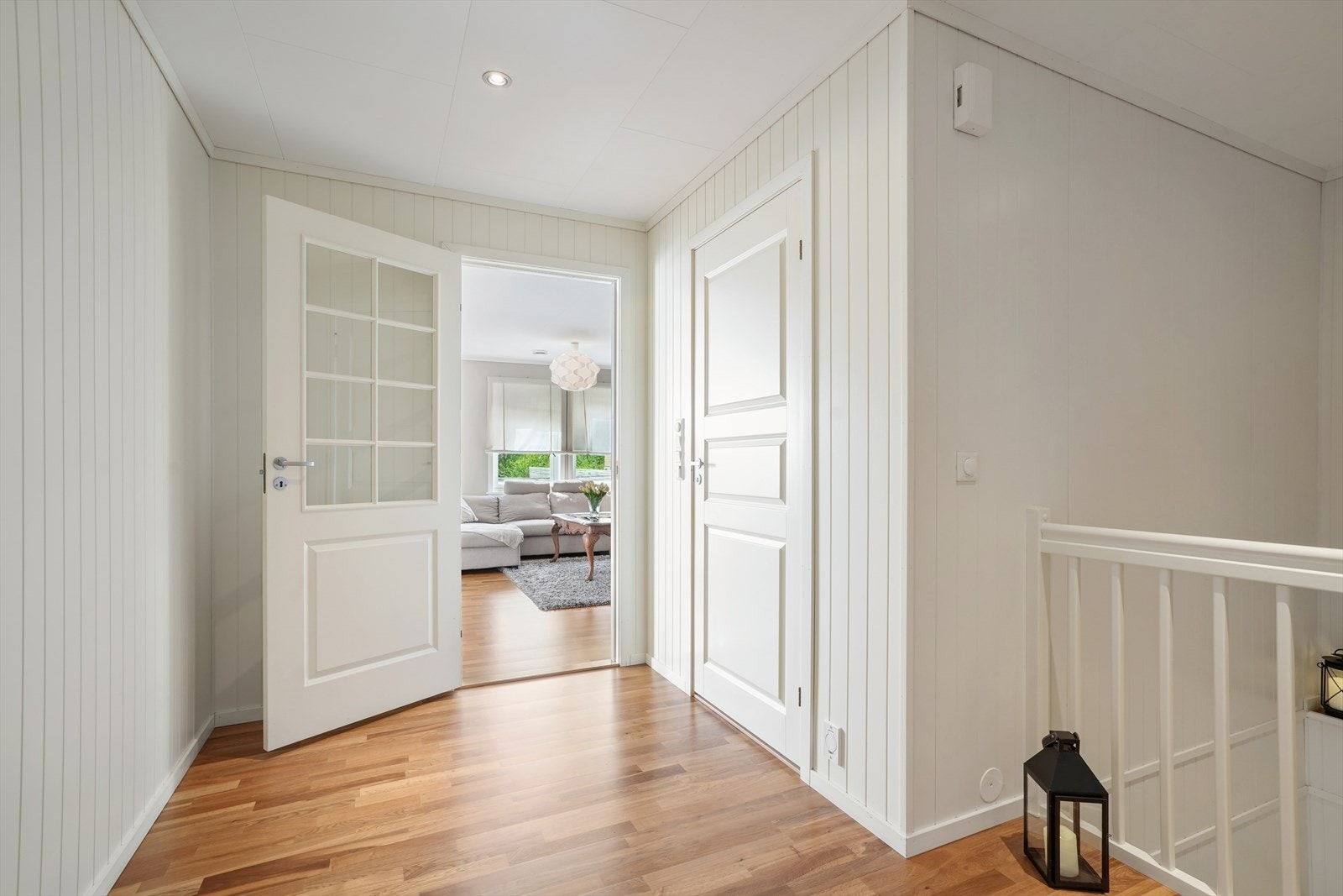 Fra trapperommet i første etasje fører en dør med glassfelt inn til stuen. Galleribilde