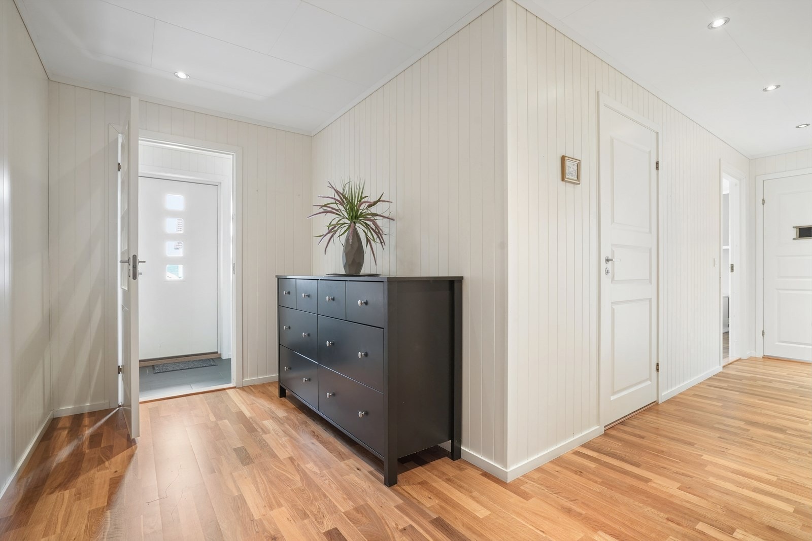 Velkommen inn! Vindfang med varmekabler i gulvet gir en behagelig velkomst. Galleribilde
