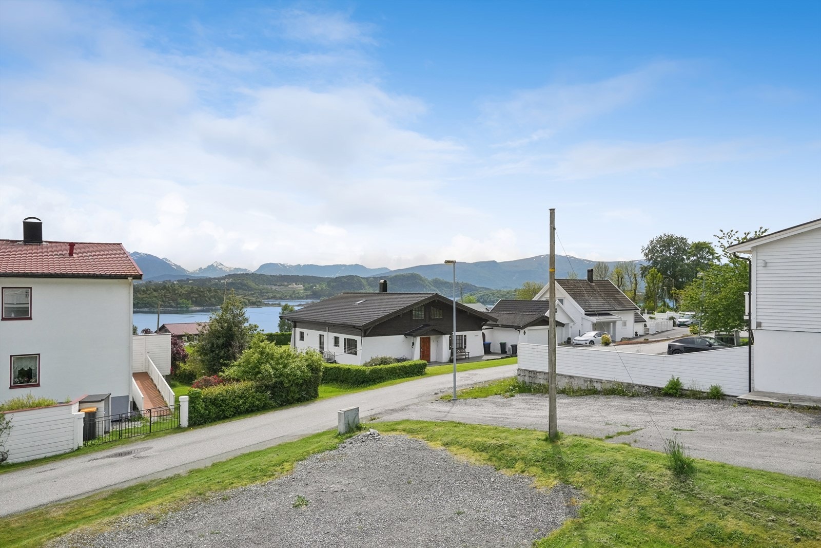 Nydelig utsikt mot sjø, fjell og vakkert omkringliggende naturlandskap. Galleribilde