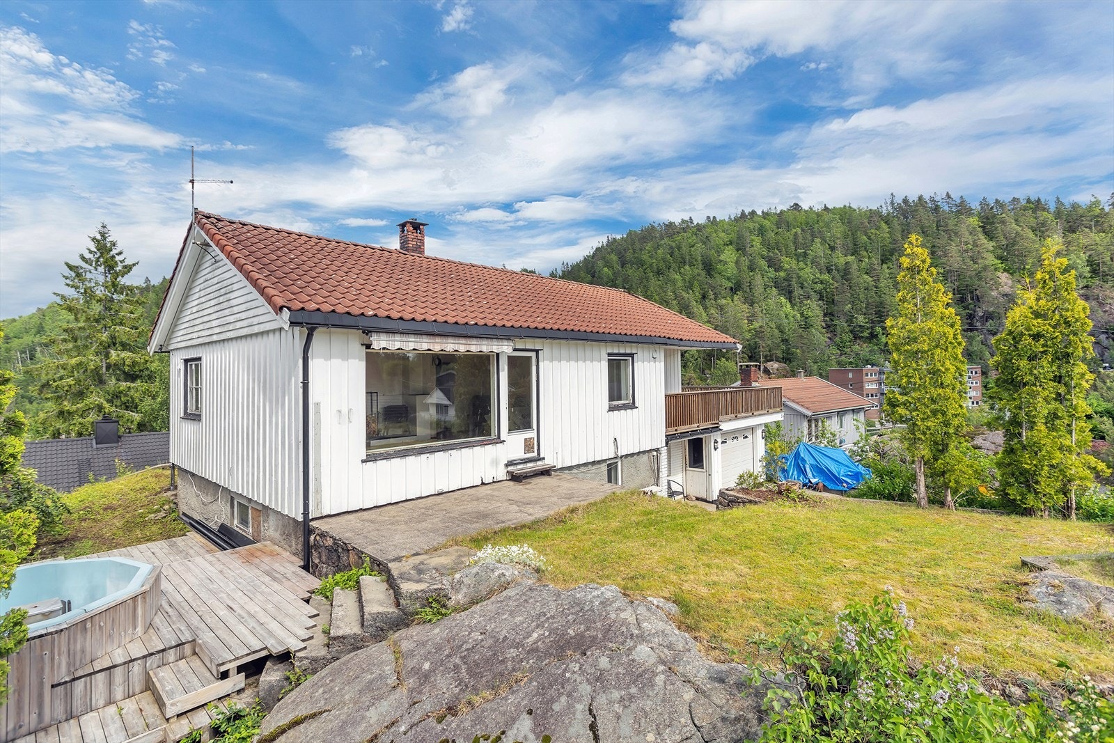Tomten består av 2 bnr. og er på totalt ca. 686 m². Galleribilde