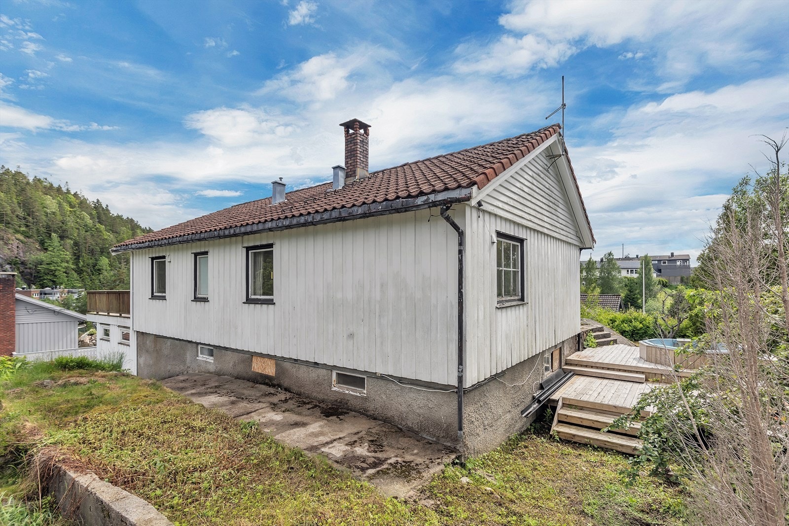 Tomten er opparbeidet med plen, diverse beplantninger og naturtomt. Galleribilde