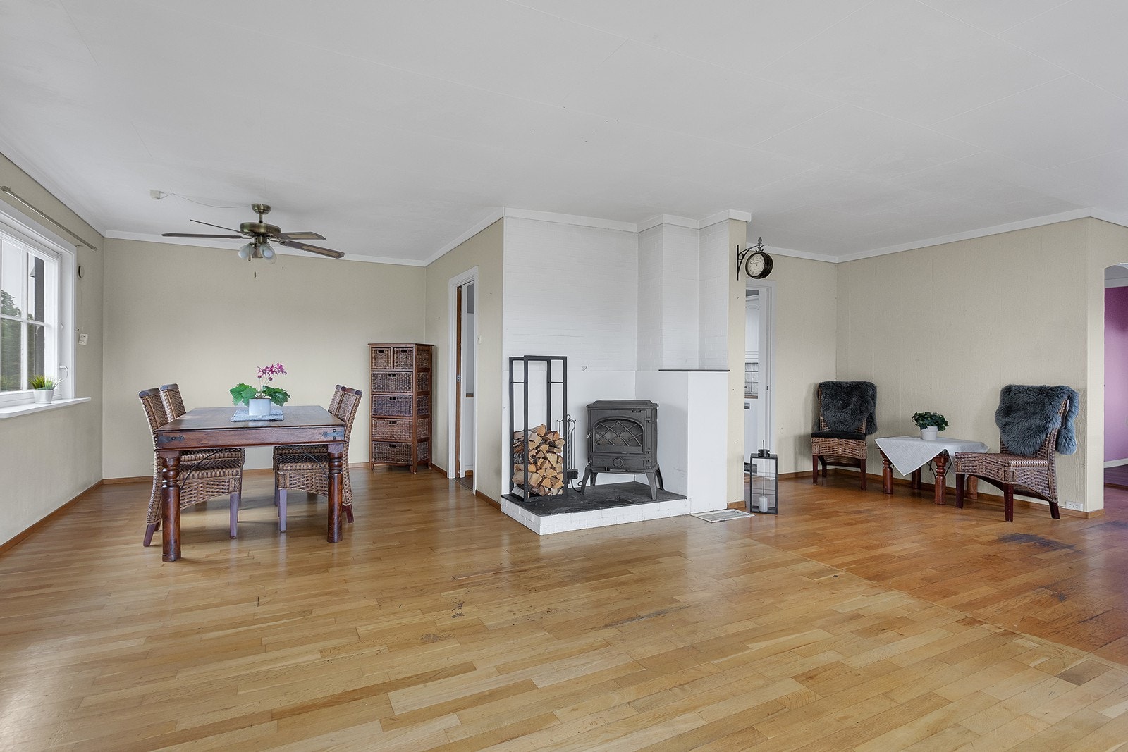 Stue med god plass til å innrede med både spisegruppe og sofagruppe. Galleribilde