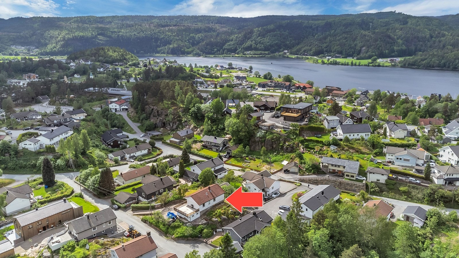 Korte avstander til butikk, buss, badeplass og turområde. Galleribilde