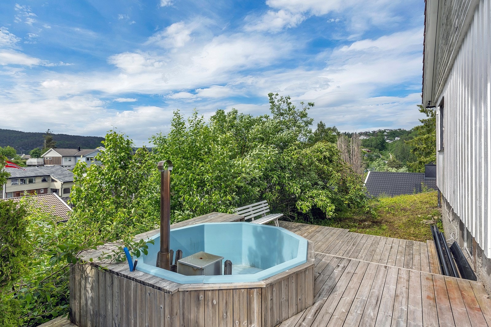 Terrasseanlegg med badestamp (ikke i bruk). Galleribilde