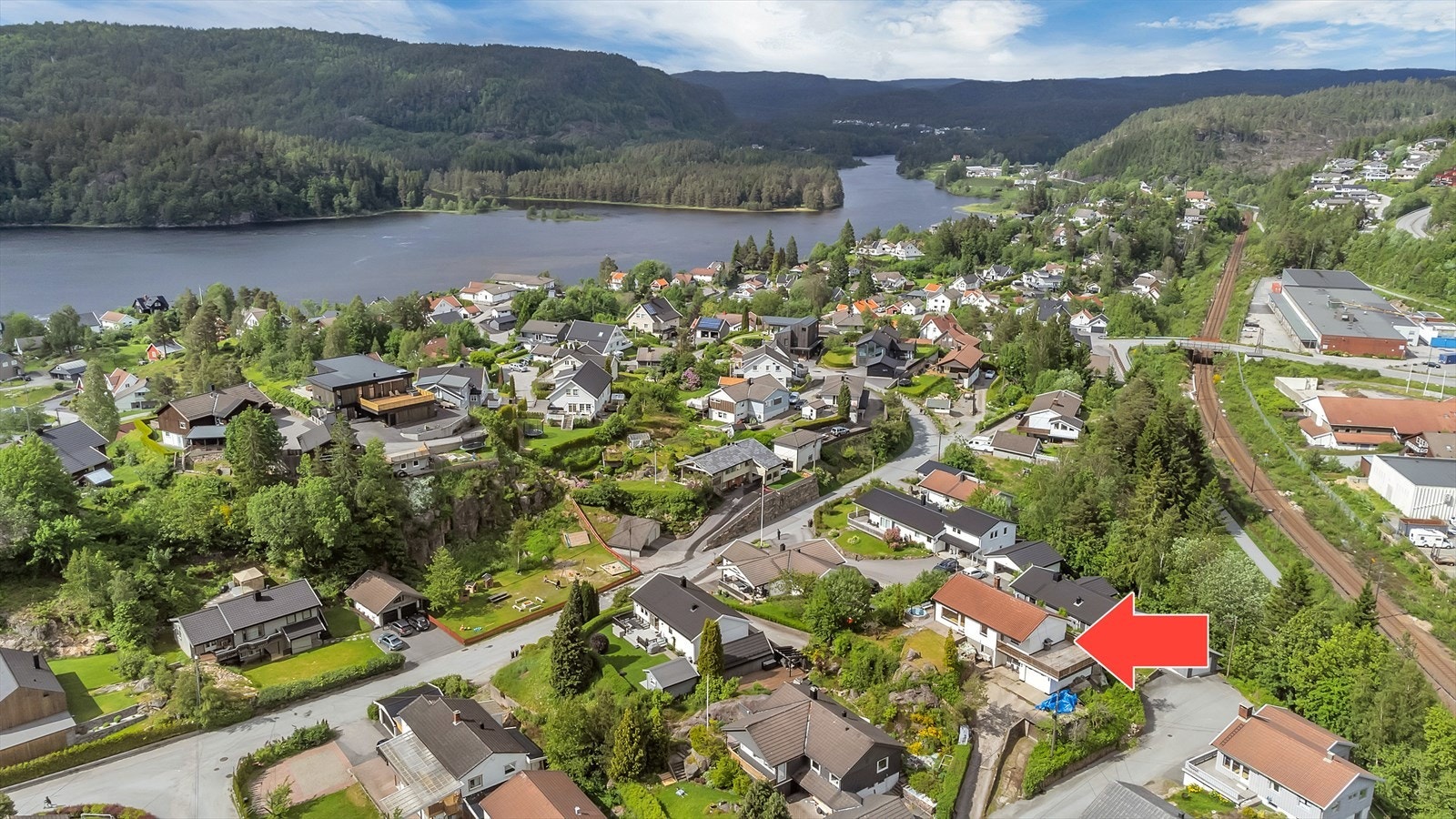 Fra boligen har man umiddelbar nærhet til skoler i alle trinn og det er flere barnehager i området. Galleribilde