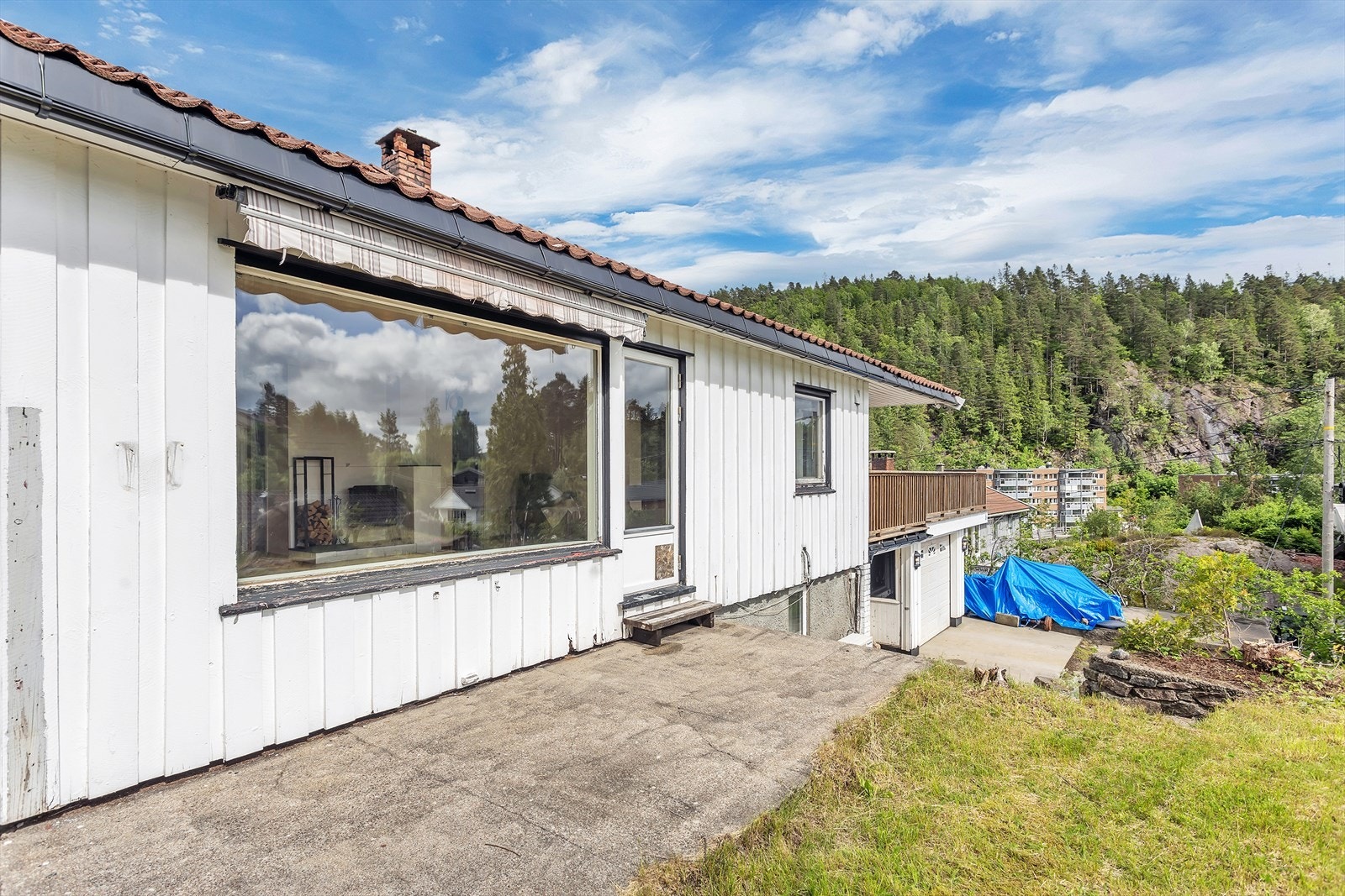 Tomt med flere solrike terrasser/uteplasser rundt boligen. Galleribilde
