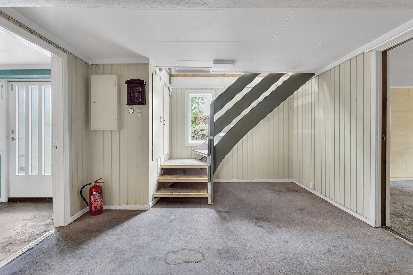 Velkommen inn! Bod innredet/brukt som vindfang og større hall med trapp til 1. etasje. Galleribilde