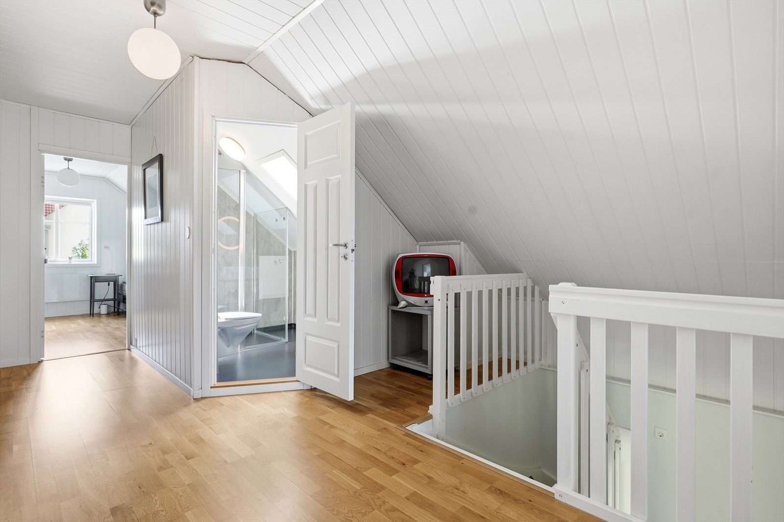 Gang i andre etasje som binder sammen rommene og badet. Galleribilde