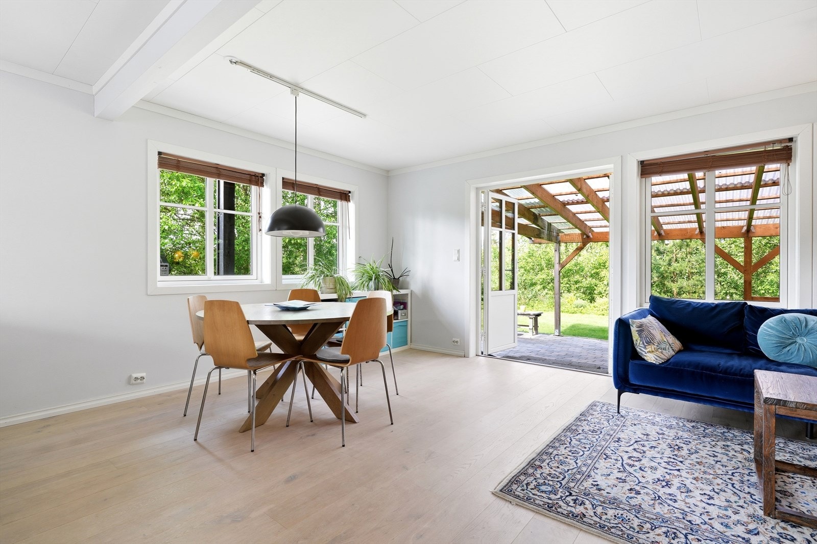 Store vindusflater og terrassedør i tre med isolerglass gir rikelig med dagslys. Galleribilde
