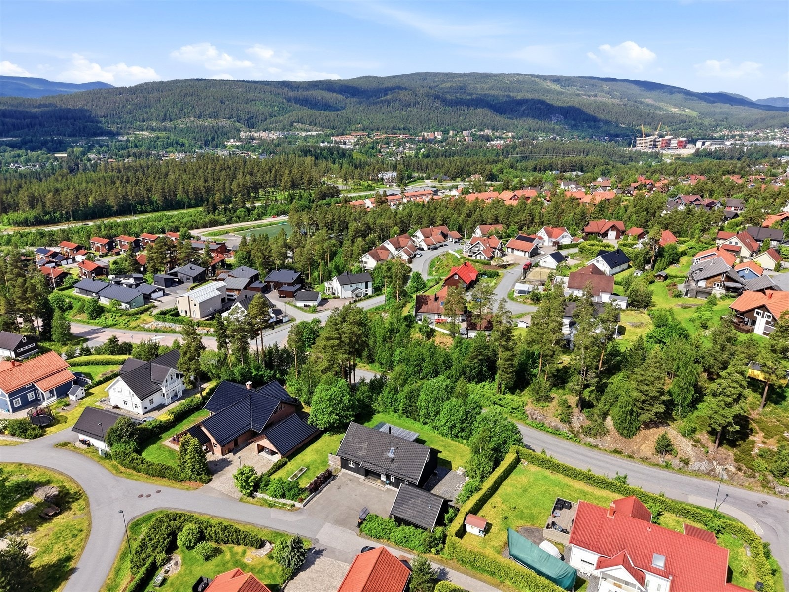 Kort vei til flotte turområder i skog og mark, perfekt for rekreasjon. Galleribilde