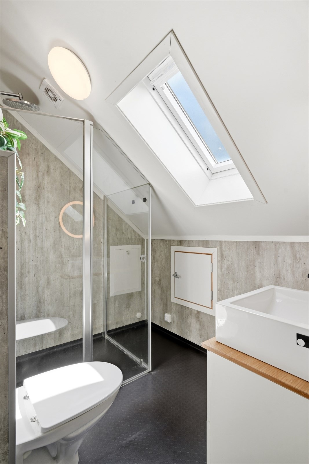 Badet har baderomsplater på veggene, vinylbelegg med gulvvarme og dusjhjørne. Galleribilde