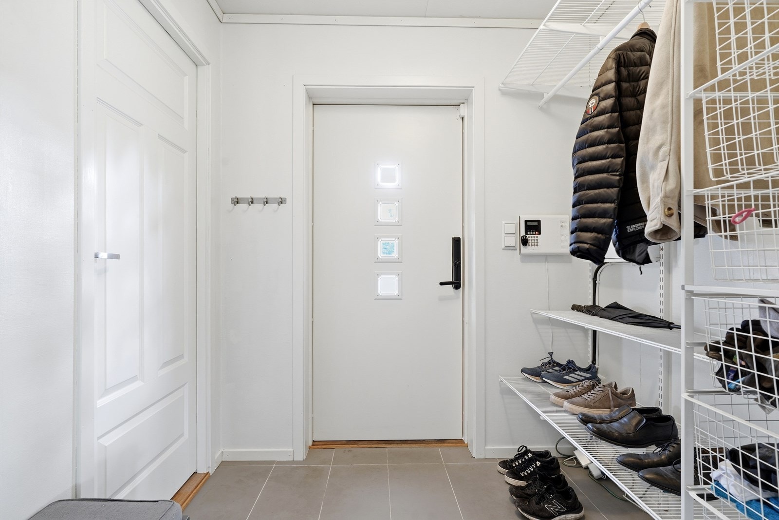 Romslig entré med god plass til oppbevaring av yttertøy og sko. Galleribilde