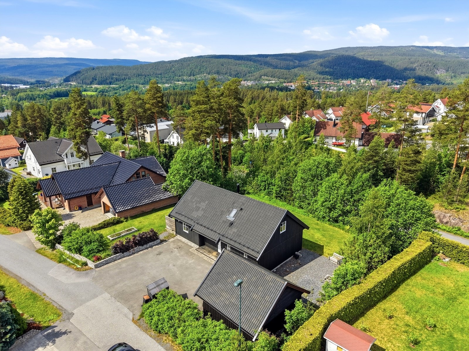 Asfaltert gårdsplass med god plass til parkering for flere biler. Galleribilde