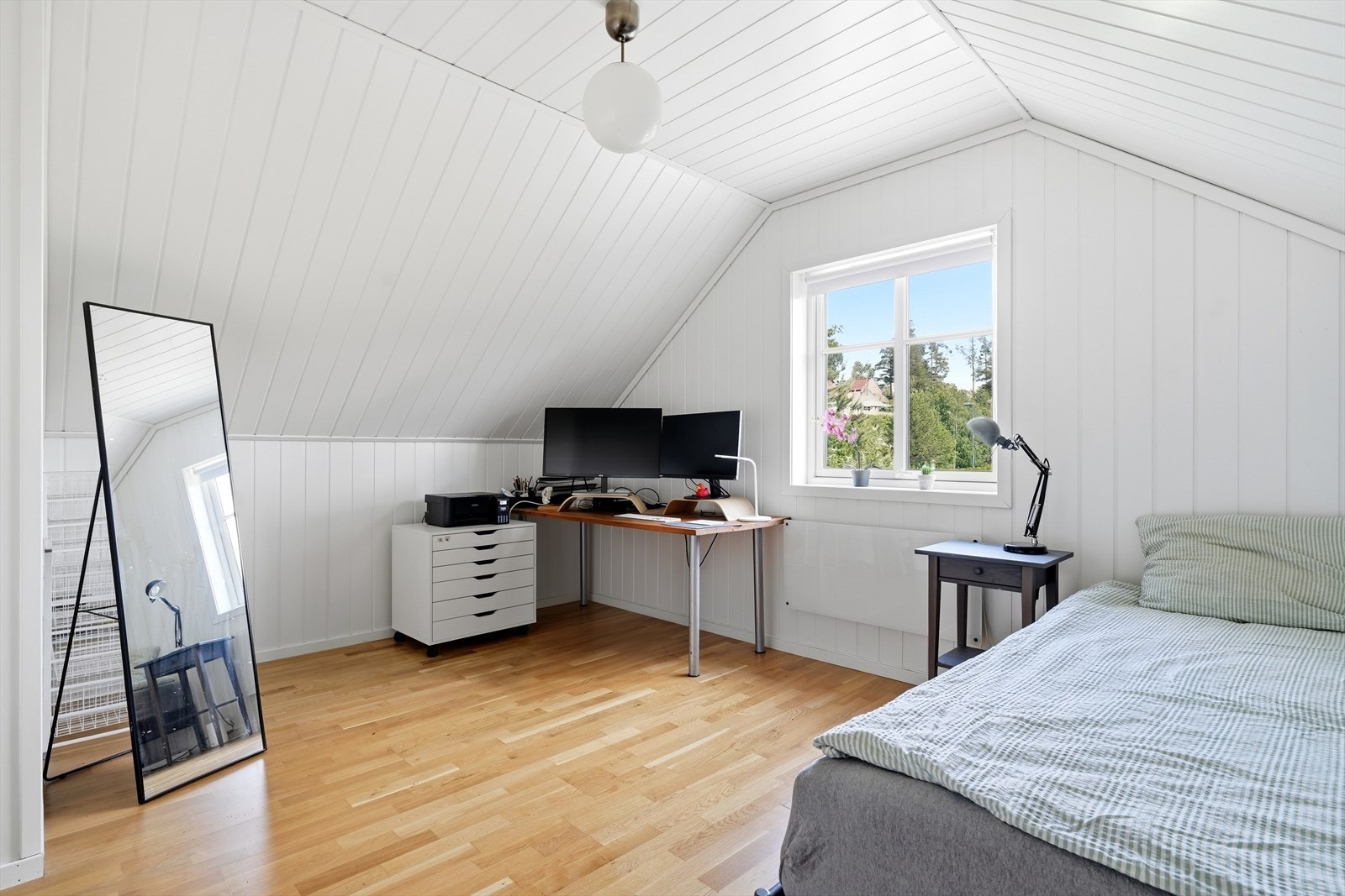 Lyst og romslig soverom i andre etasje, med plass til seng og arbeidsplass. Galleribilde