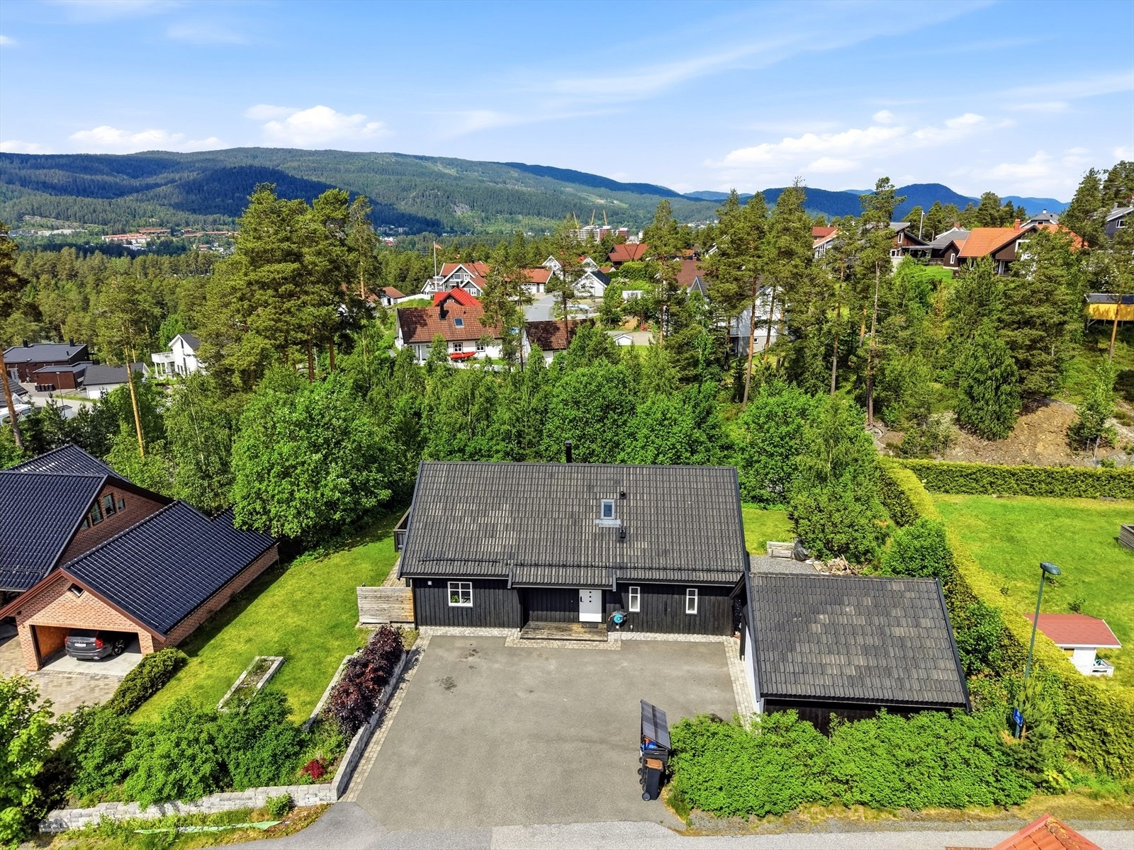 Gamlegrendåsen skole (1-7 kl.) ligger 1,6 km fra boligen. Galleribilde