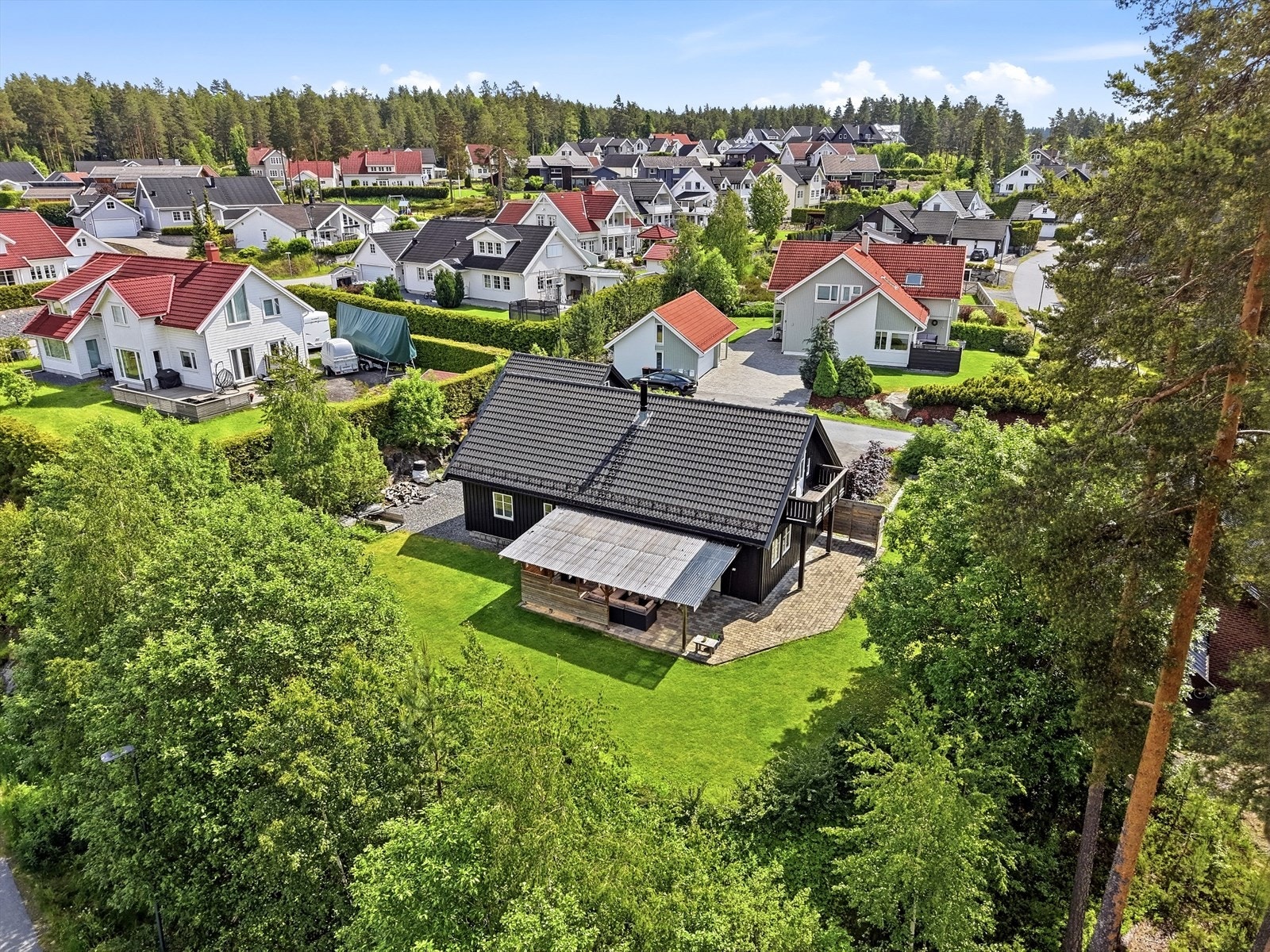 Eiendommen ligger i et stille og trygt nabolag med nærhet til skog og mark. Galleribilde