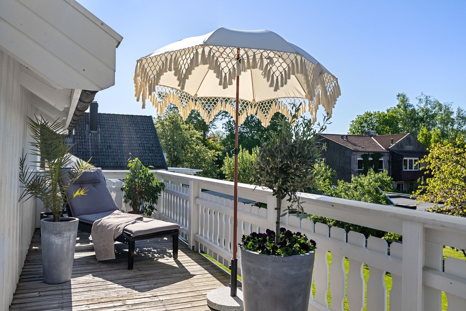 Eneboligen har 2 etasjer, stor kjeller og kaldt loft og huser 4 soverom om du trenger det, eller kanskje du ønsker en ekstra stue med veranda? Mulighetene er der for at dette huset kan bli et hjem akkurat slik du ønsker det. Galleribilde