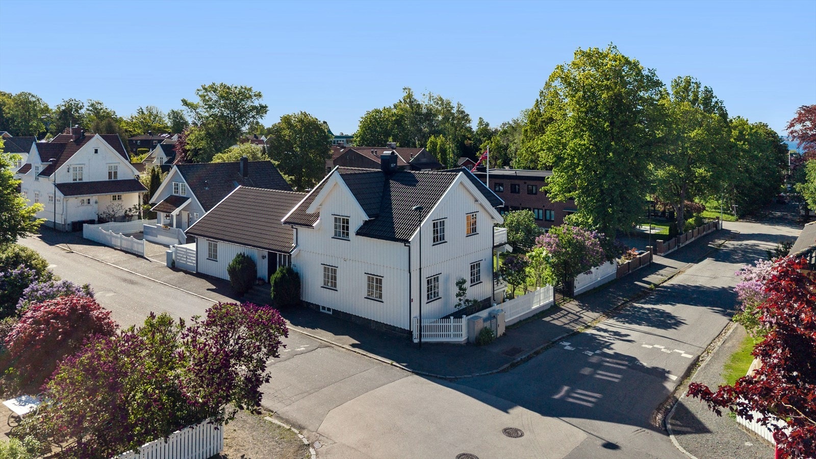 Et fremtidig hjem med stor plass og mange spennende muligheter, hvor du kan nyte frukt og bær fra din egen hage, midt i et gammelt ærverdig boligstrøk. Galleribilde