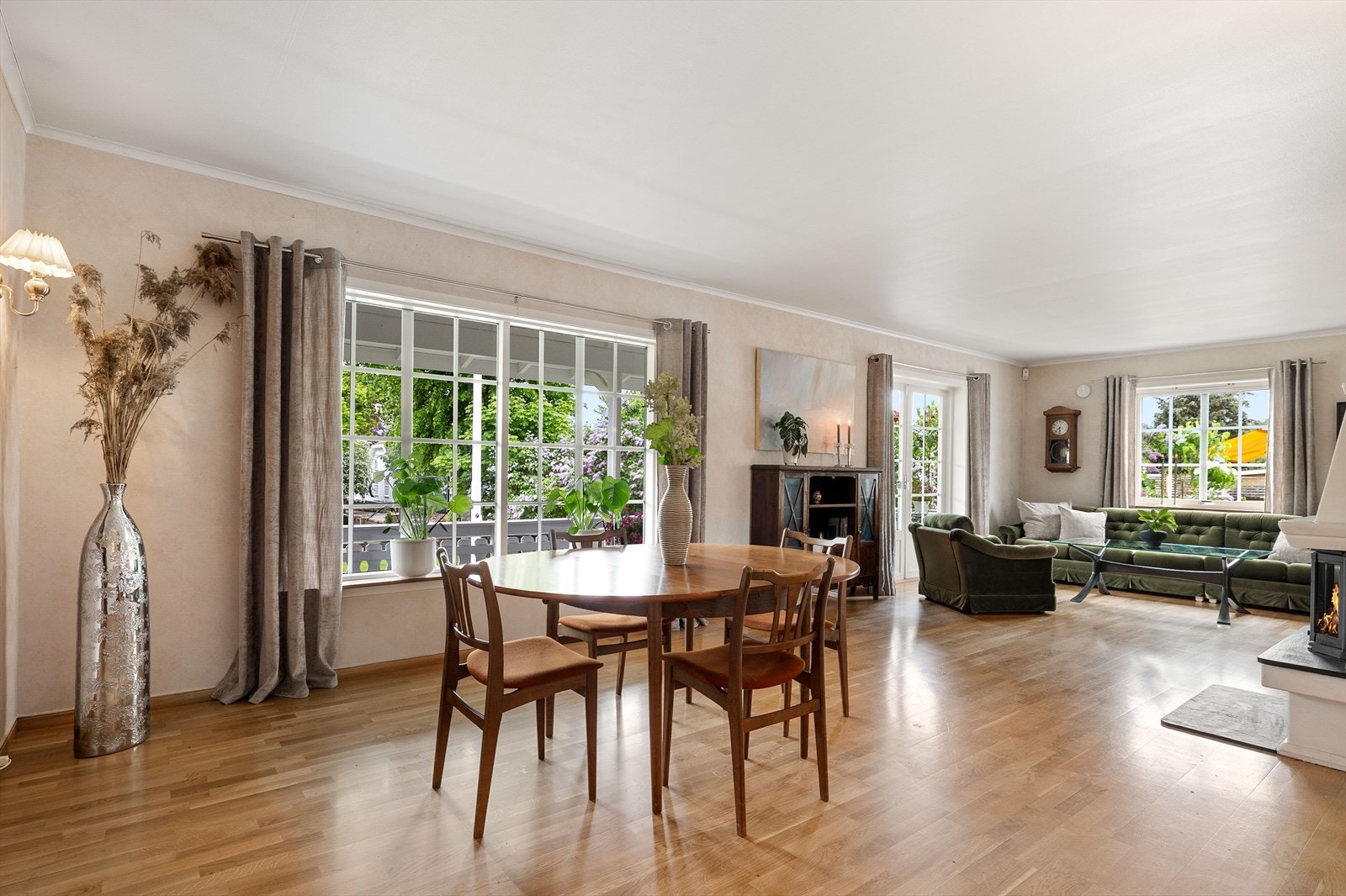 Stuen i hoveddelen er romslig, med god plass til både spisebord og sofagruppe. Galleribilde