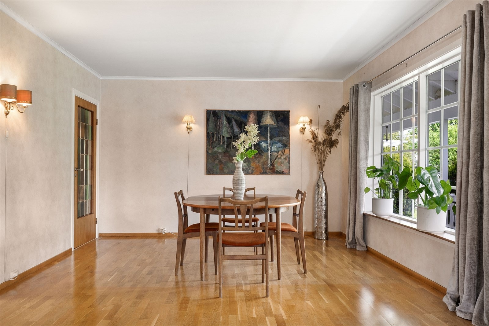 Spisestuedelen har god plass til langbord for større selskaper. Galleribilde