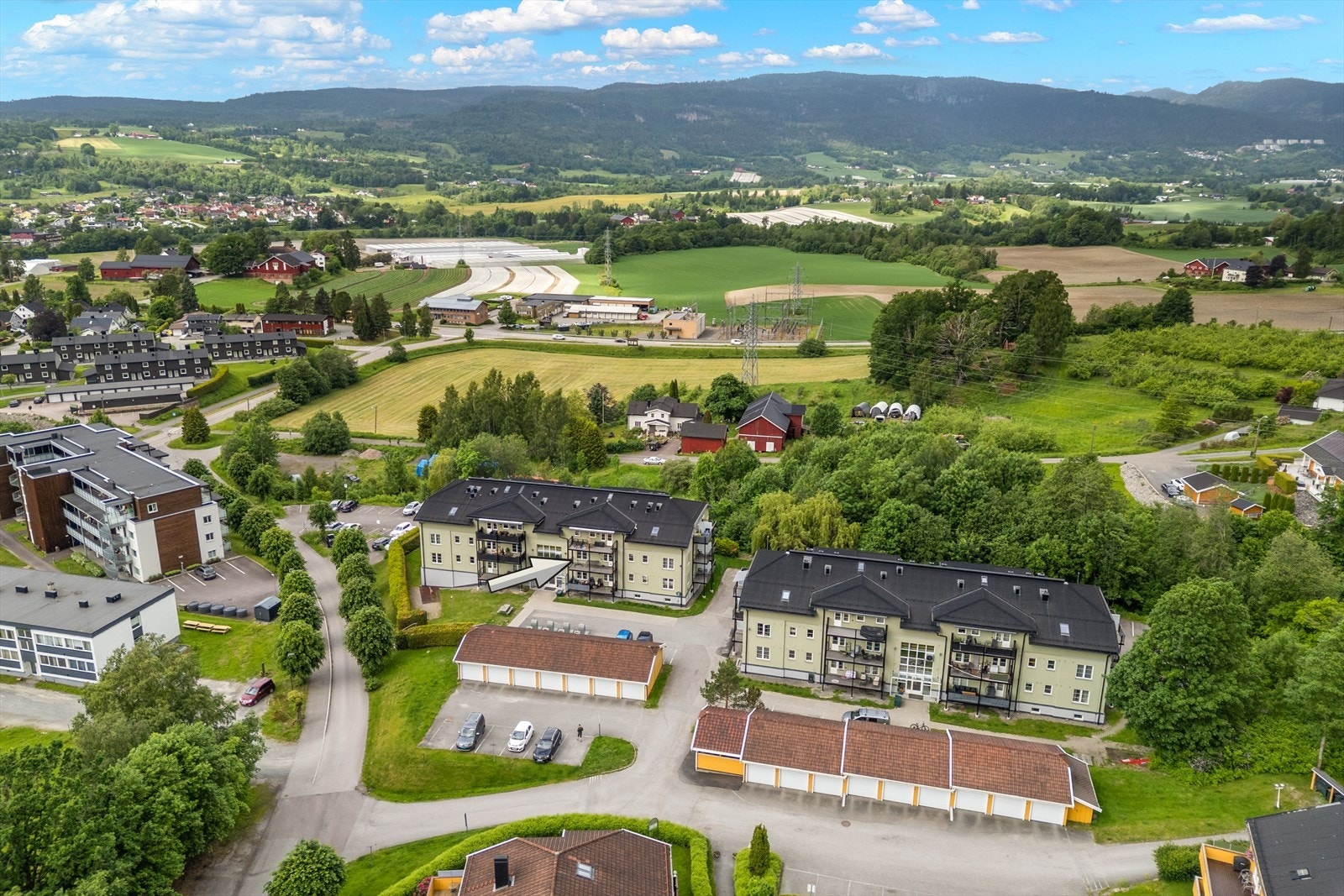 Leiligheten ligger i Fossbakkane Borettslag, som består av 60 boliger fordelt på lavblokker. Galleribilde