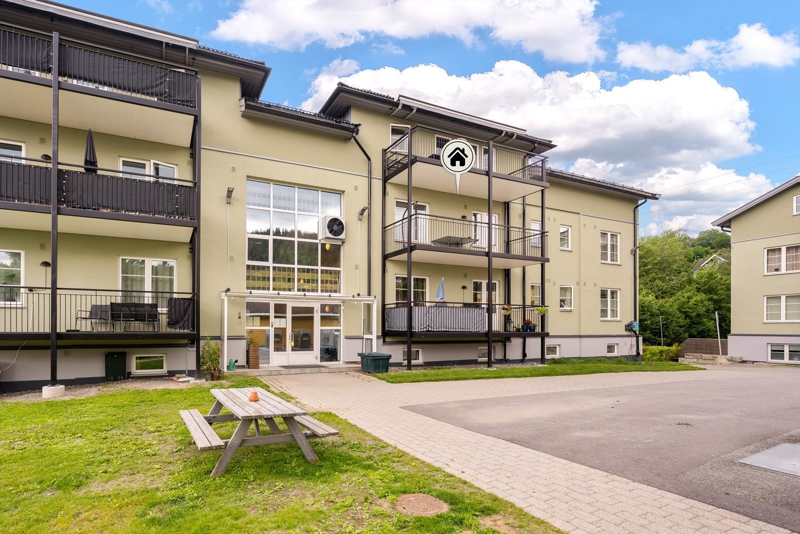 Velholdte fellesarealer rundt bygget. Galleribilde