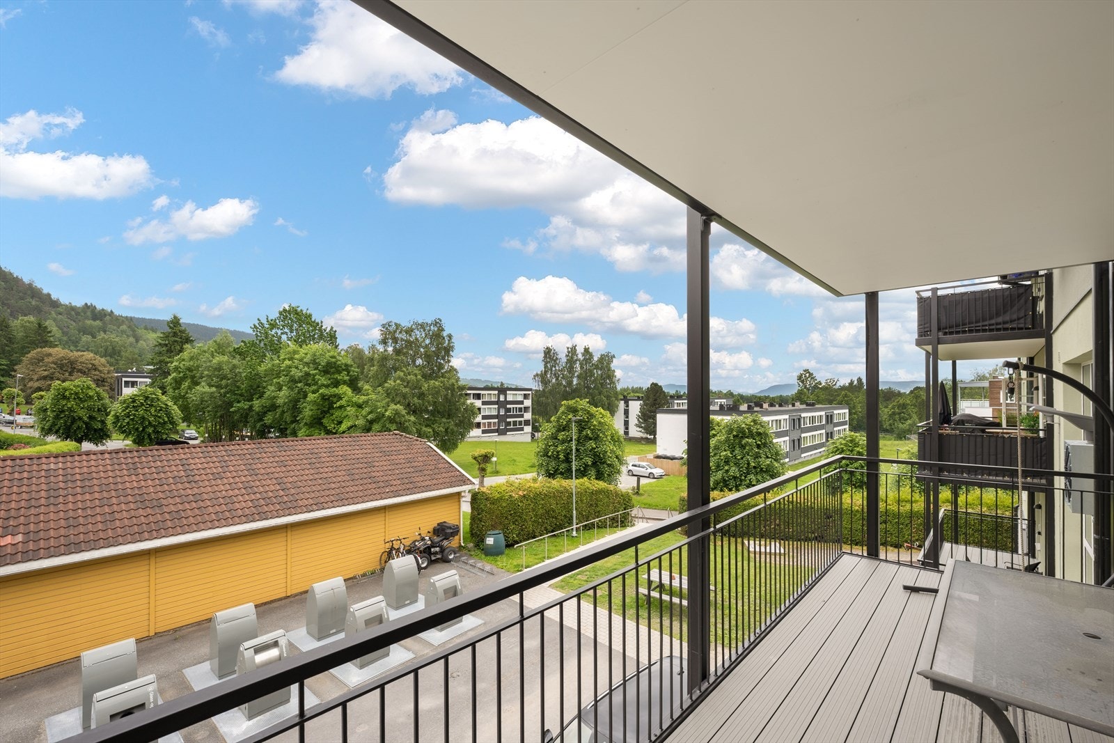 Fra stuen er det utgang til en nybygd terrasse på 11 m². Et herlig uterom bygget i regi av borettslaget i 2025. Enkelt vedlikehold med kompositt terrassebord Galleribilde
