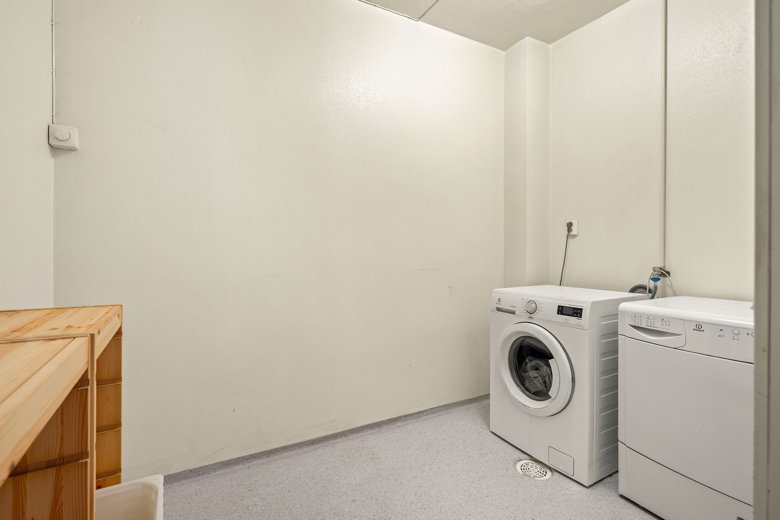 Praktisk, separat vaskerom med vinylbelegg på gulvet og opplegg for vaskemaskin. Galleribilde