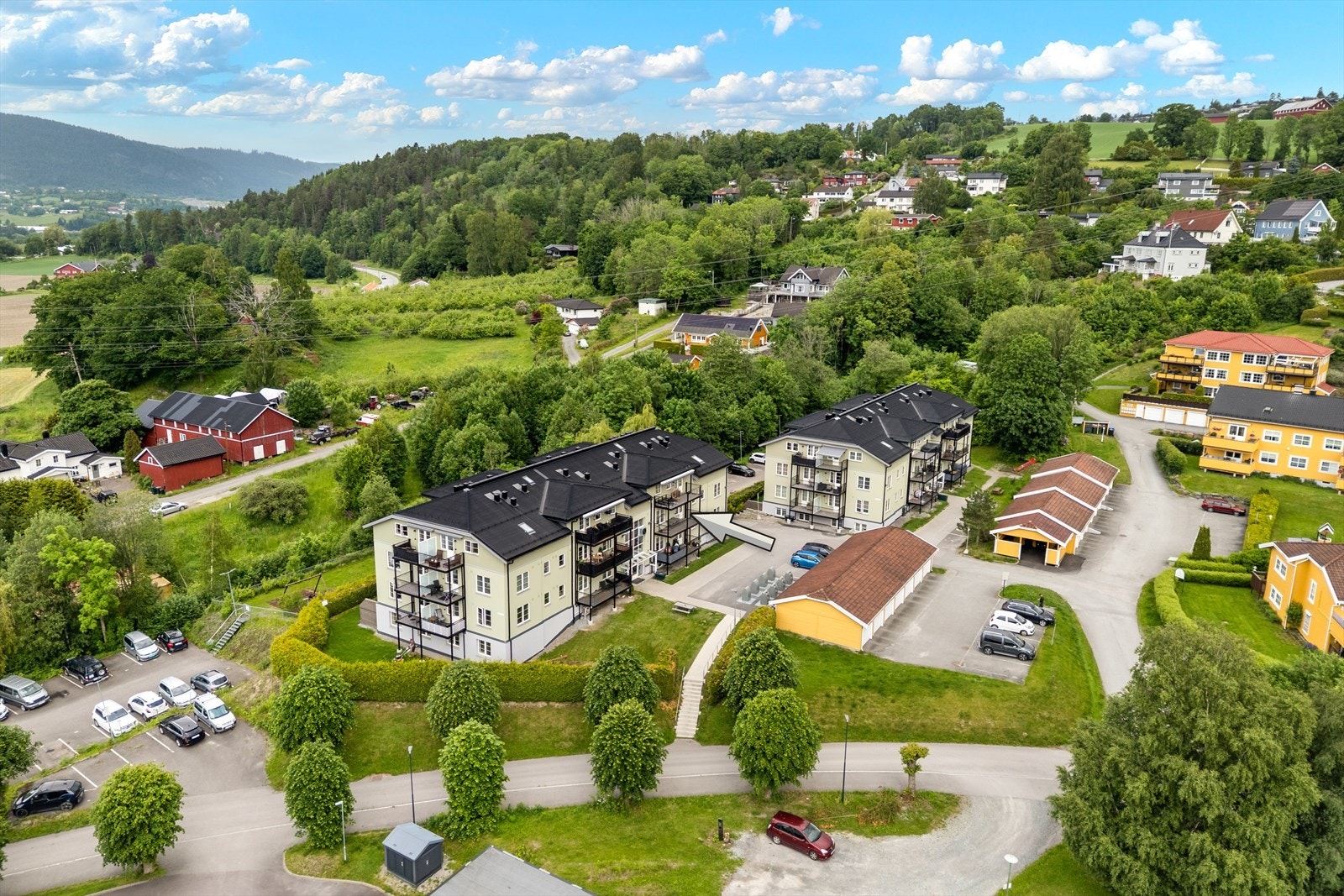 Borettslaget har felles parkeringsplass for beboerne. Galleribilde