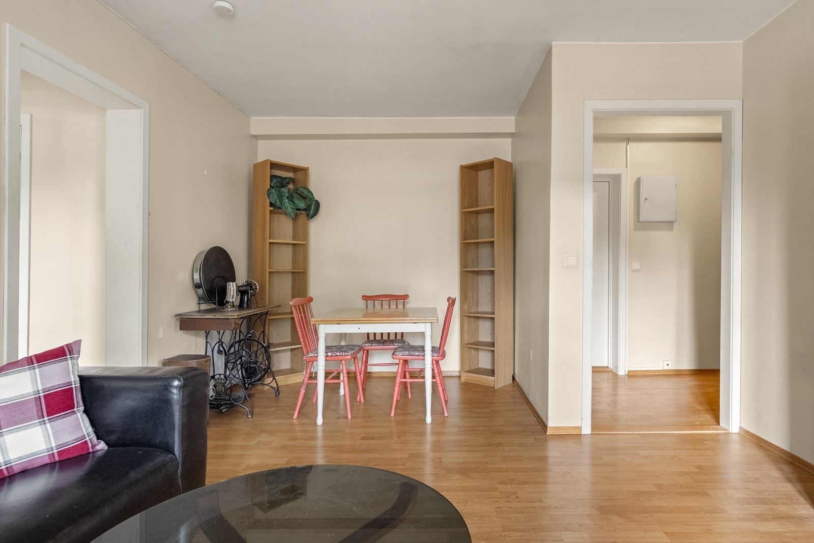 Det er god plass til både sofagruppe og spisebord i stuen. Galleribilde