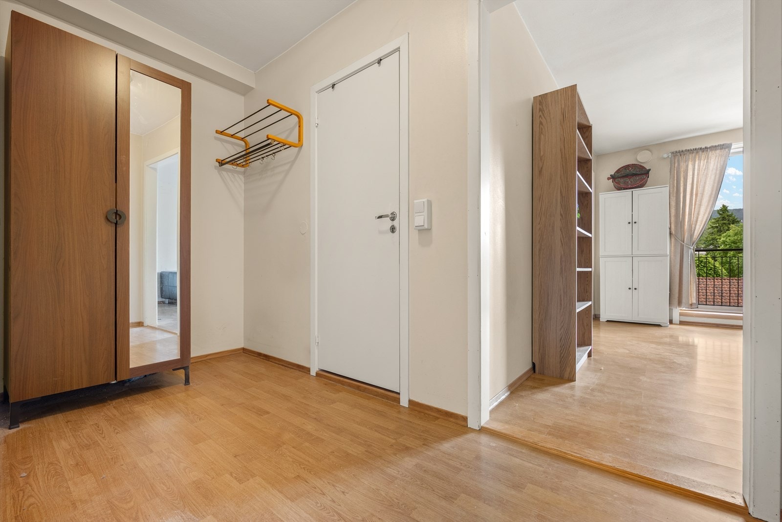 Entréen gir et godt førsteinntrykk og har plass til oppbevaring av yttertøy og sko. Galleribilde