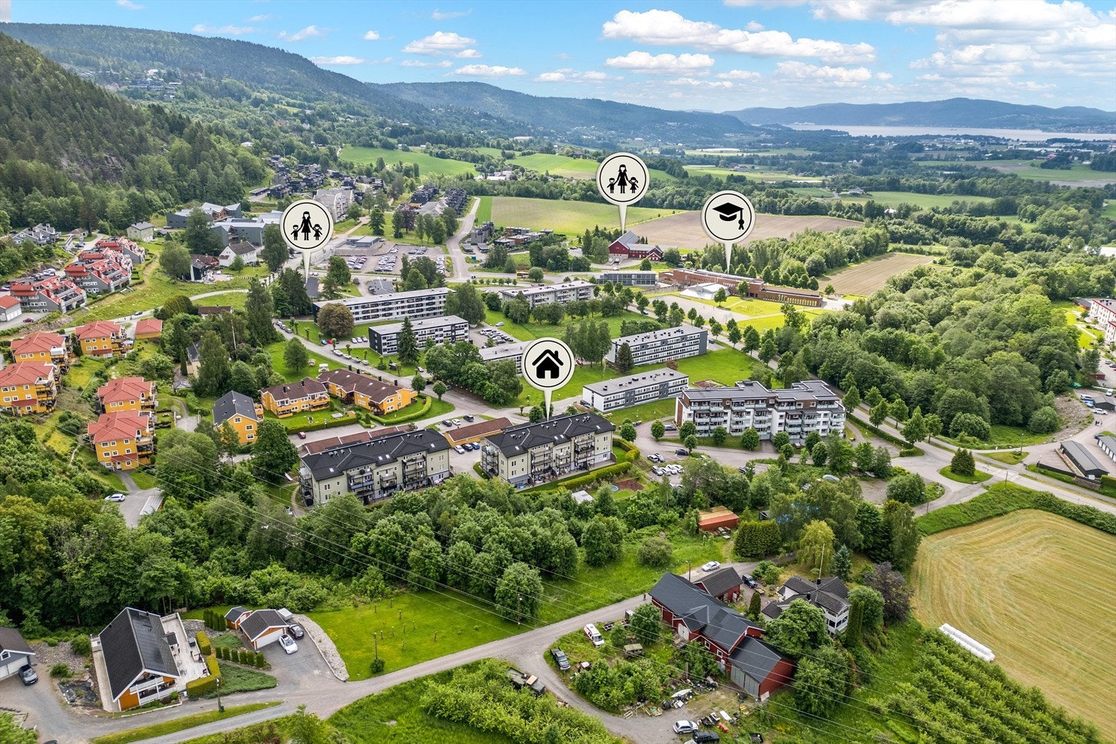 Fra boligen er det kort gangavstand til både Foss barnehage (ca. 400 meter) og Lierbyen skole. Galleribilde