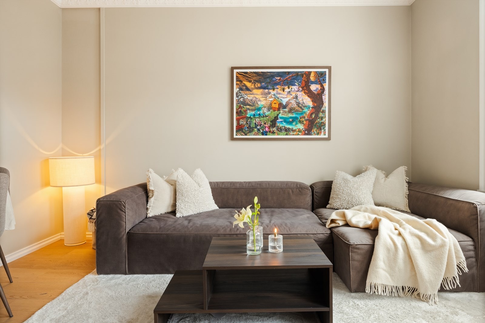 I stuen er det god plass til både sitte- og spisegruppe Galleribilde