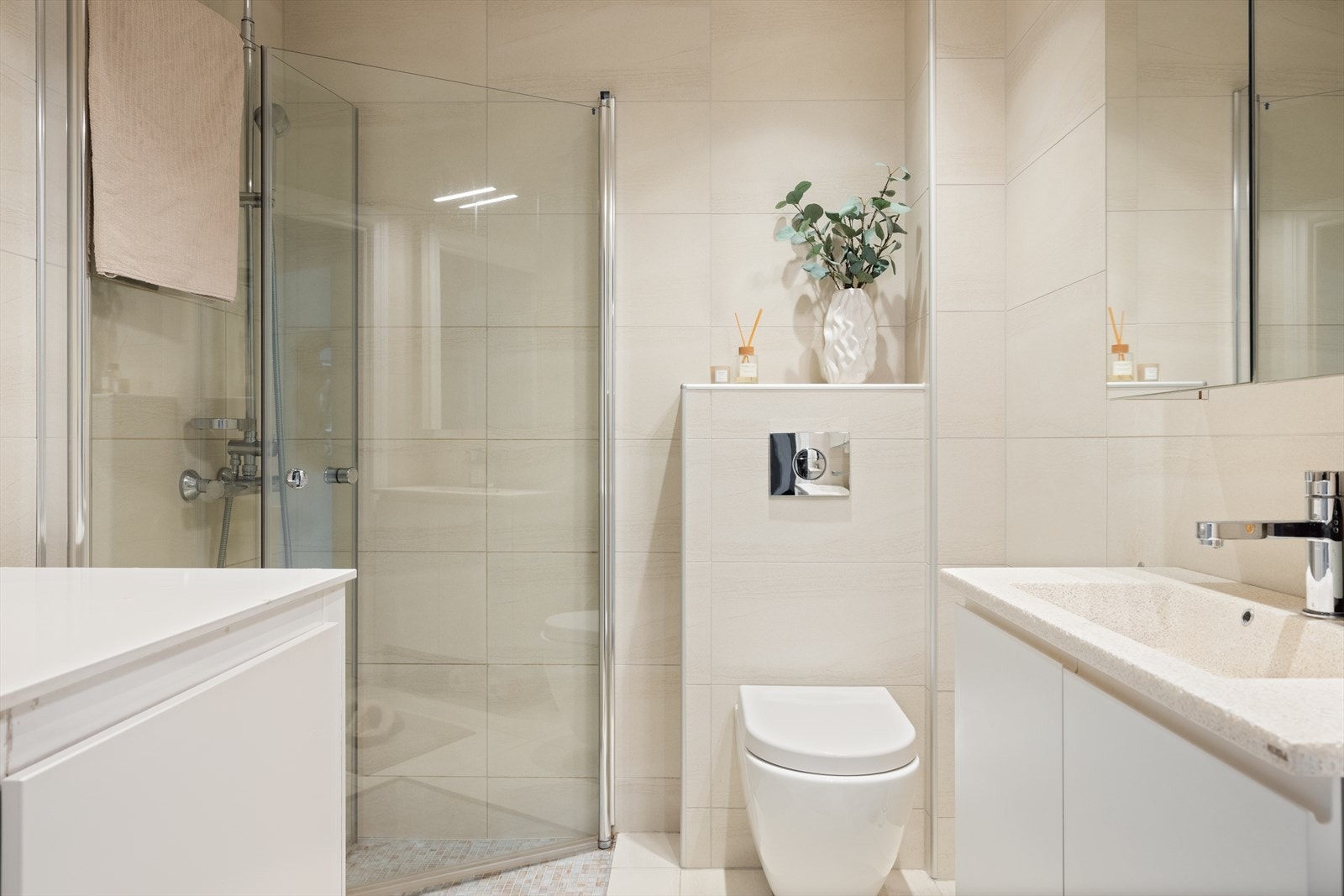Badet ble oppusset i 2015 av fagfolk og har en moderne og lekker utførelse Galleribilde