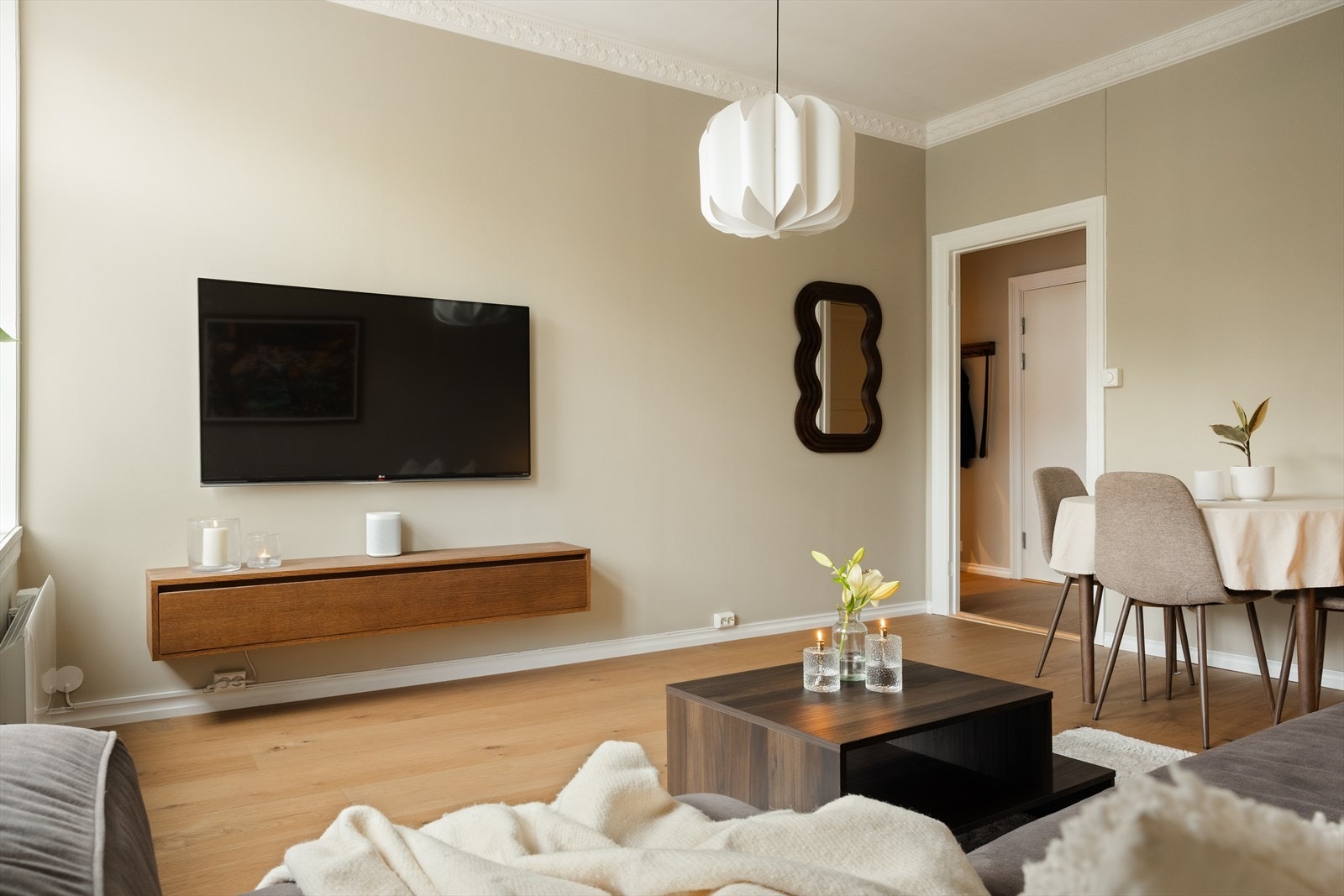 Leiligheten ligger i byggets 3. etasje og inneholder entré, bad, kjøkken, stue, garderobe og to soverom. Galleribilde