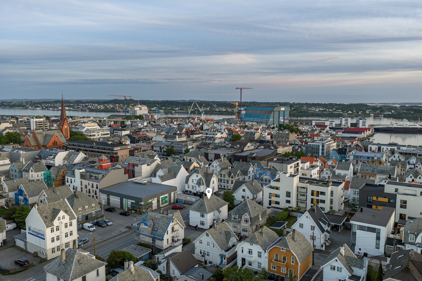Sentral beliggenhet i Haugesund sentrum, med behagelig nærhet til alle sentrumsfasilitetene, shopping, kultur og yrende folkeliv, samt et utvalg av kaféer og restauranter. Galleribilde