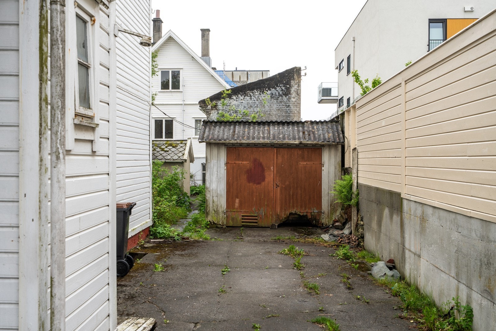 Det er oppført en eldre/enkel garasje på eiendommen. Galleribilde