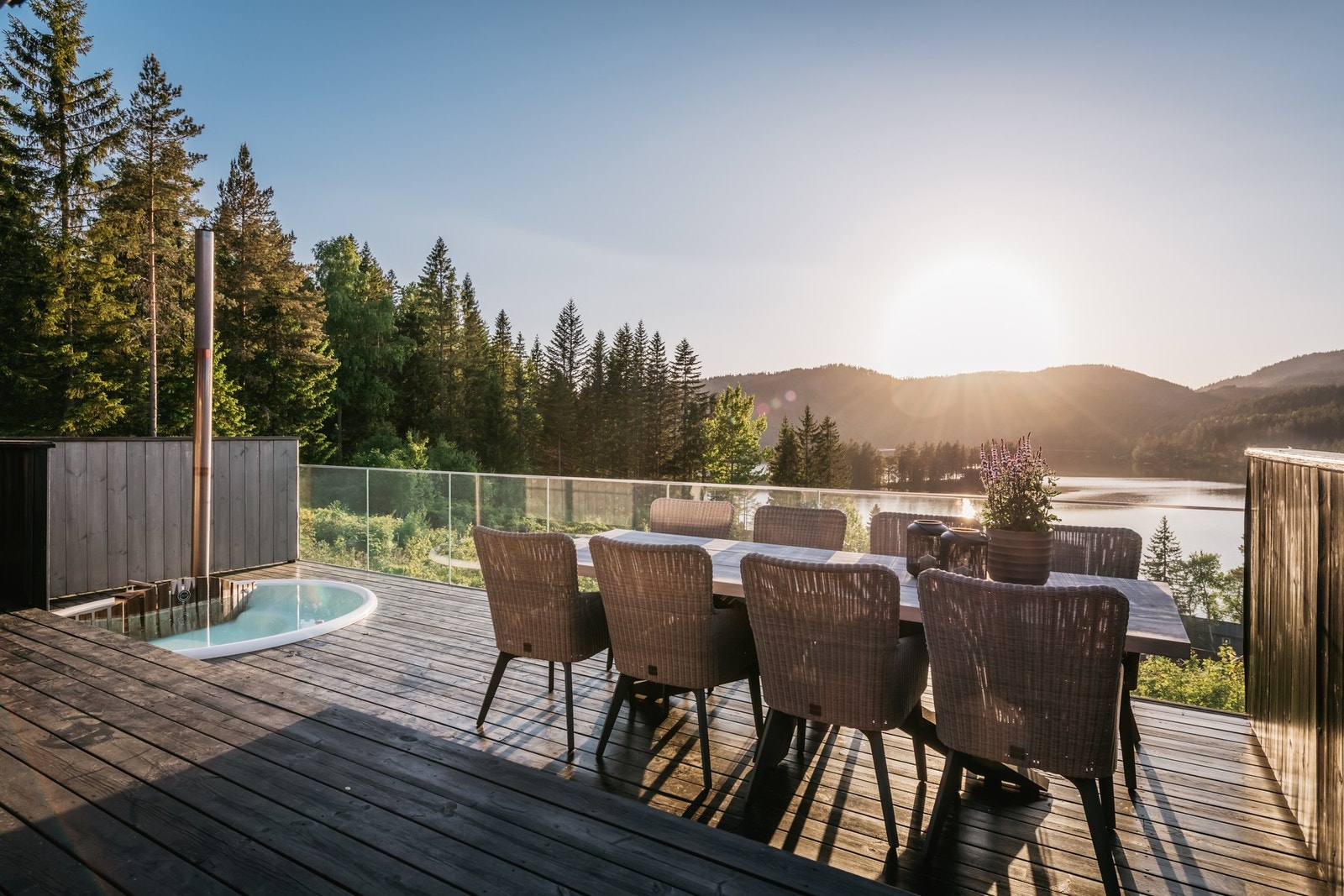 Stuen forlenges av en vestvendt terrasse, der utsikten viser seg fra sin beste side. Galleribilde