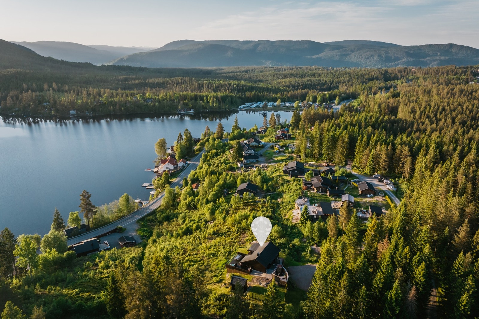 Nærområdene byr på flotte turmuligheter sommer som vinter, og fra hytta er det umiddelbar nærhet til god rekreasjon ved Heivannet. Galleribilde