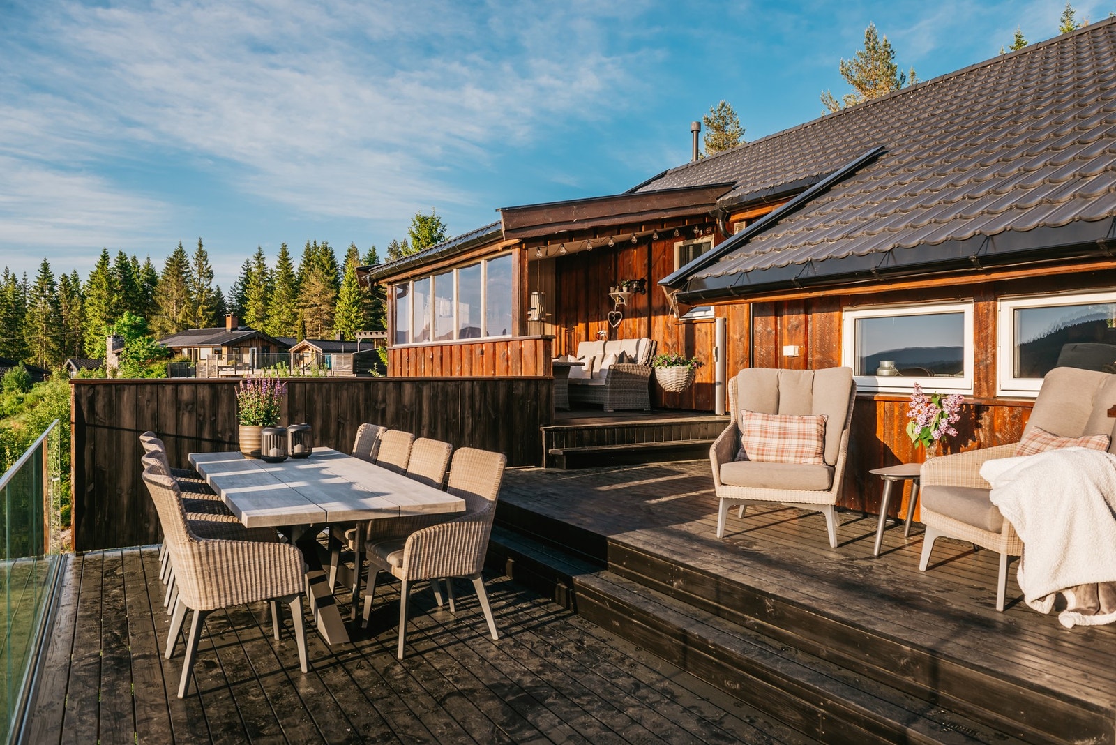 Terrassen går over flere nivåer, inkludert en delvis innebygd sone med vinduer og belysning. Galleribilde