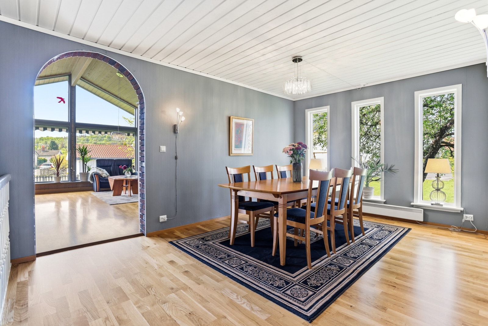 Hyggelig spisestue med god plass for at hele familien kan samles. Galleribilde