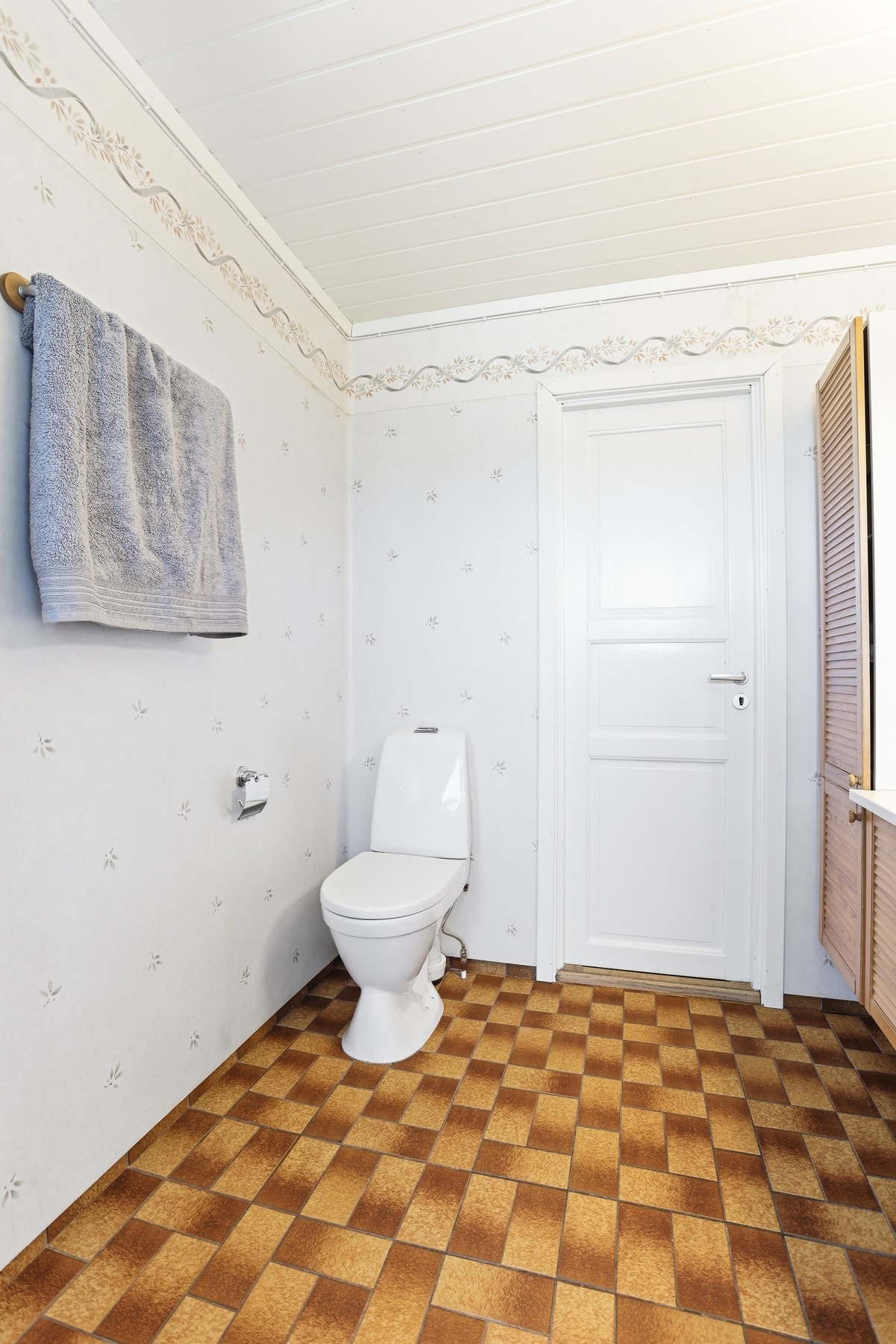 Badet i første etasje ligger i fin tilknytning til soverommene. Rommet er utstyrt med dusjkabinett, baderomsinnredning med heldekkende servant og toalett. Galleribilde