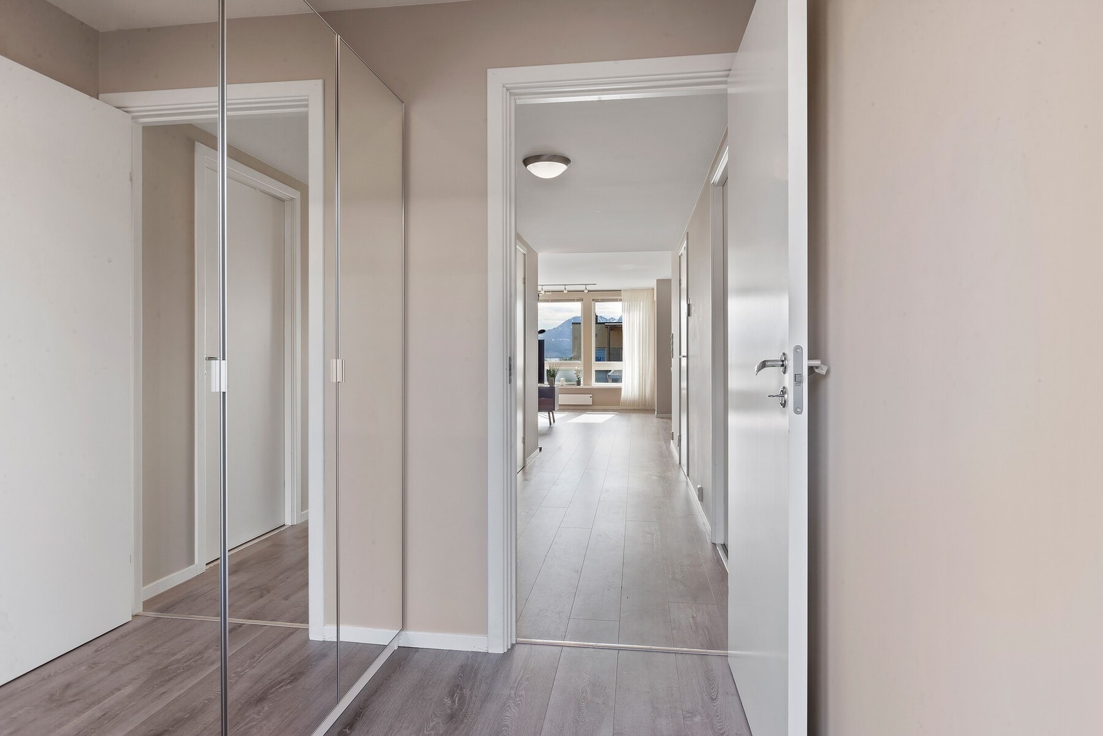 Velkommen inn! Praktisk garderobe i vindfang. Galleribilde