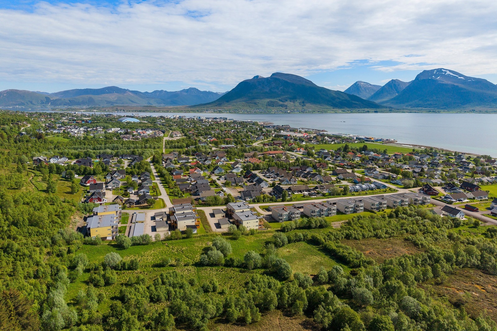 Leiligheten ligger i nyere boligfelt like sør for Sortland sentrum. Galleribilde