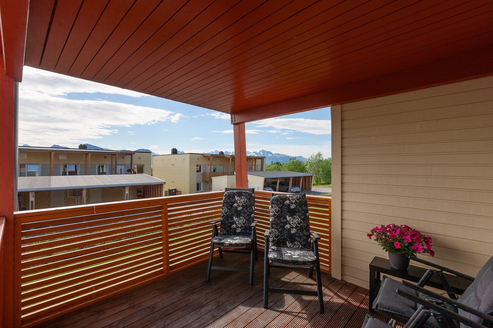 Fra stue er det utgang til overbygd og romslig veranda. Galleribilde