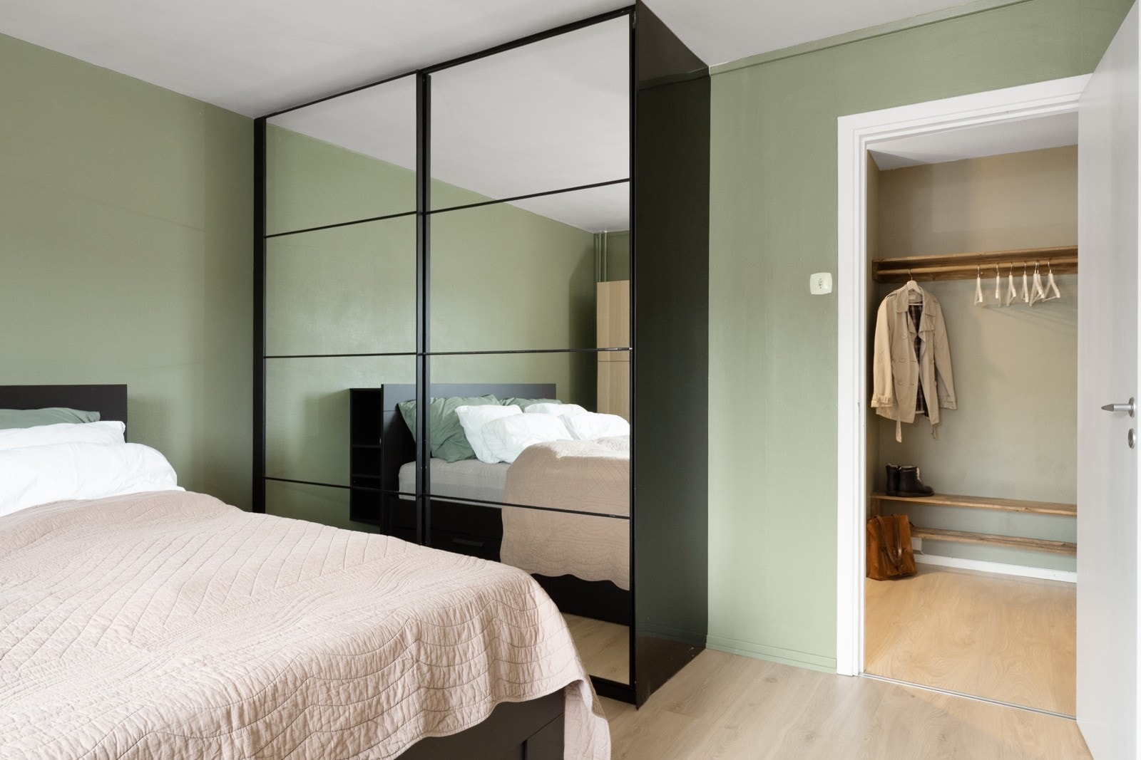 Her er det også god garderobeplass med skyvedørsgarderobe. Galleribilde