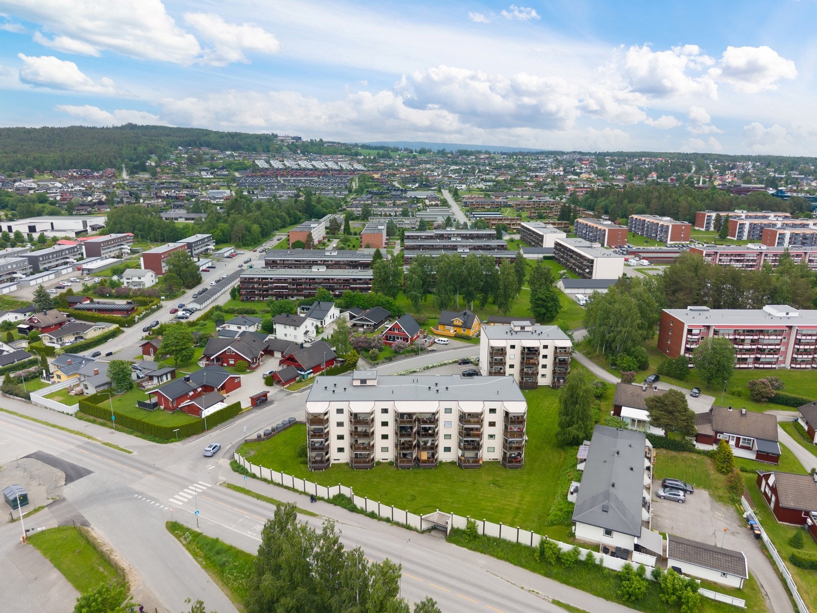 I nærområdet finner du idrettsanlegg med eliteserielag i både hockey og håndball, gode turmuligheter og kort veg til matbutikk og Storhamarsenteret. Galleribilde