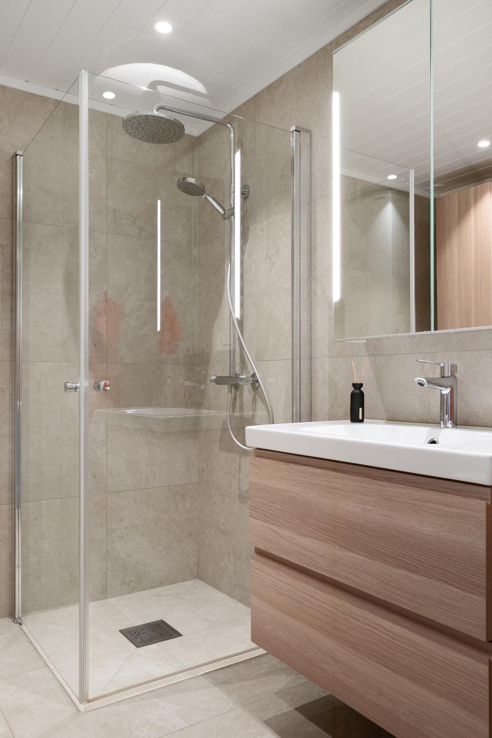 Badet har fliselagte vegger og gulv med gulvvarme. Galleribilde